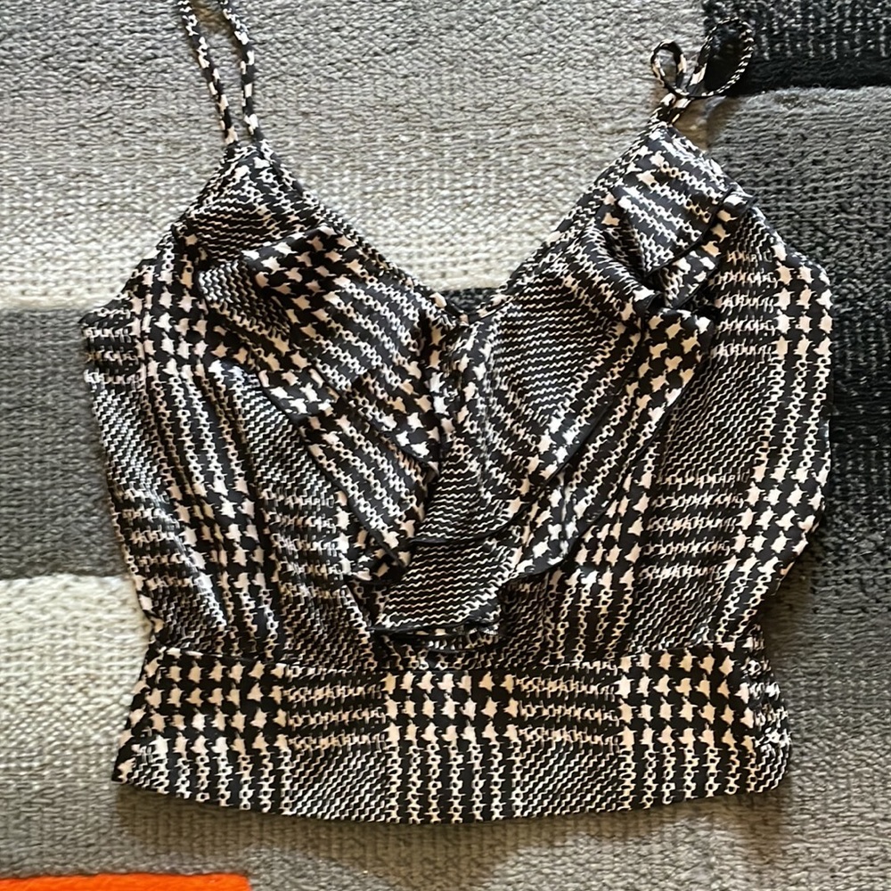 Very pretty Black & white  vintage top Sz small
